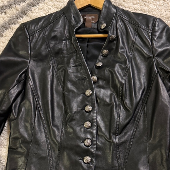 Danier Women's Sleek Black Leather Jacket - Picture 10 of 10
